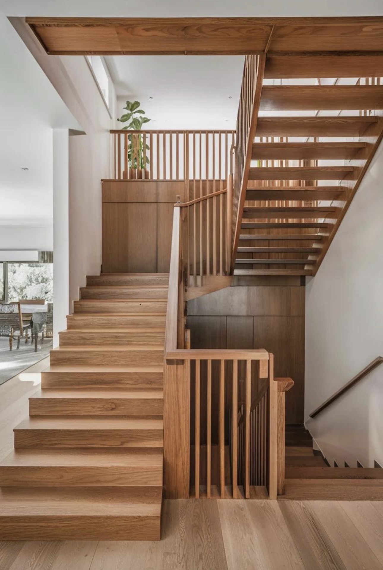 Holztreppe mit Geländer